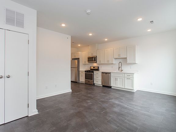 3rd image of 1154 S Sydenham St #C