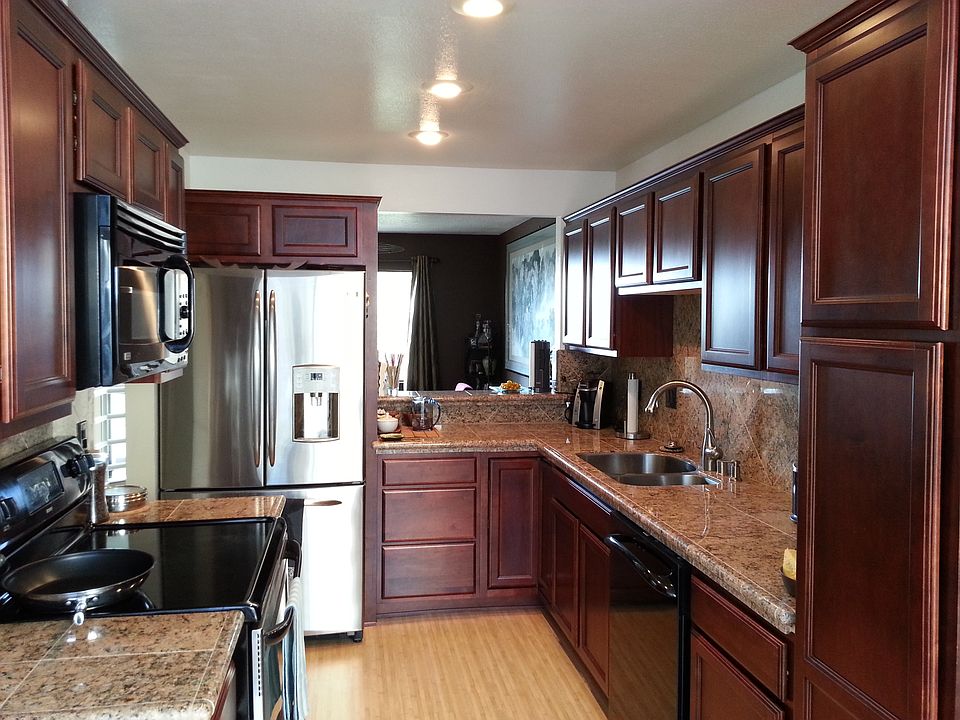 Gourmet Kitchen - granite w/full backsplash