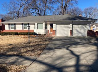 10906 Elmwood Dr, Kansas City, MO 64137