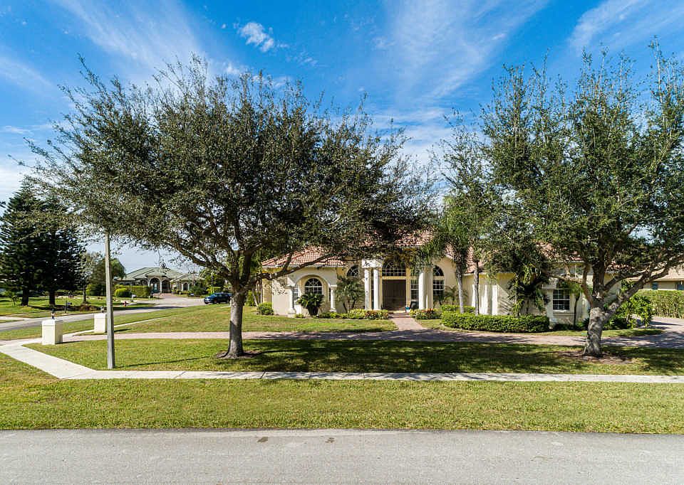 1st image of 15660 Meadow Wood Dr