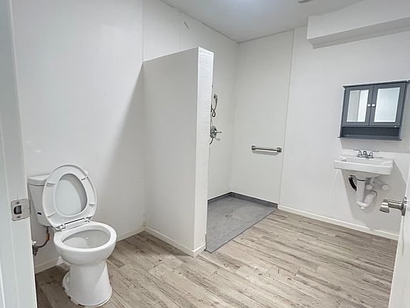 4th image of 10502 Wilmington Ave #302
