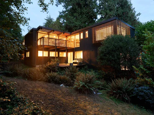 945 15th St, West Vancouver, BC V7T 2T3
