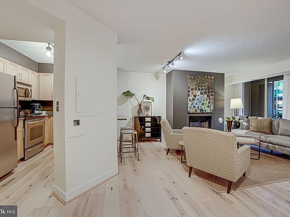 5th image of 7500 Woodmont Ave #S1013