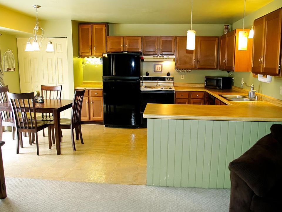 Open Concept Kitchen w/Breakfast Bar