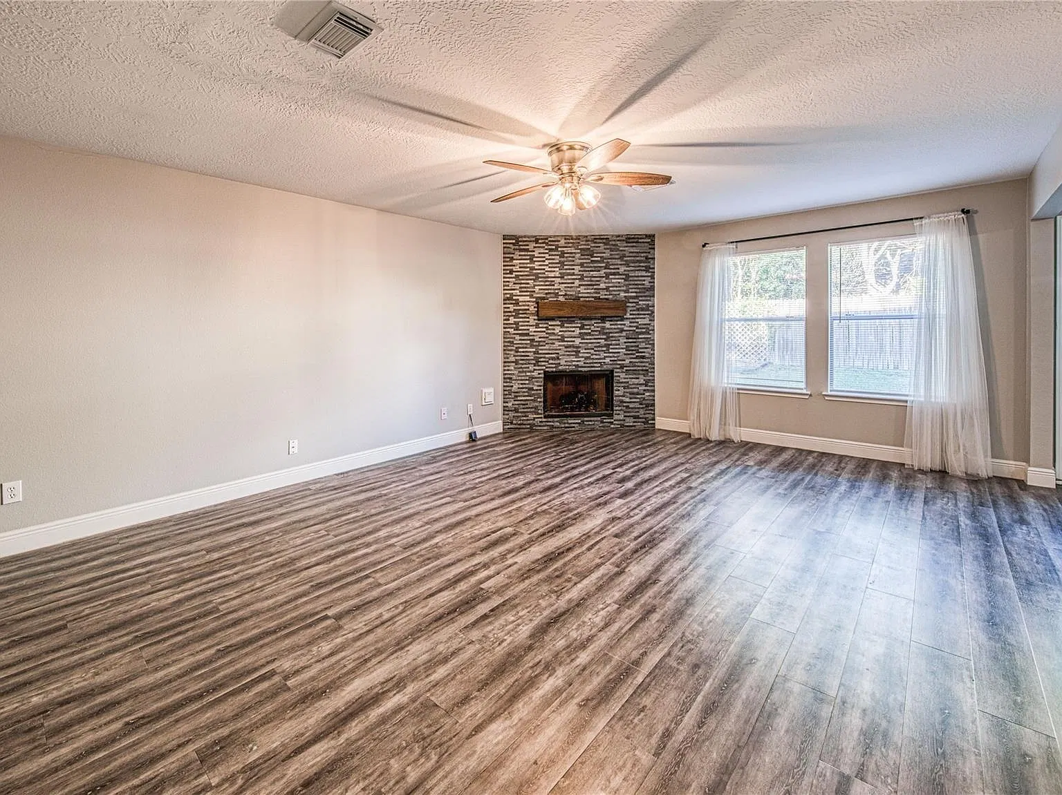 4 bed, 2.5 bath, 1706 sqft, $1,900 — Photo 4
