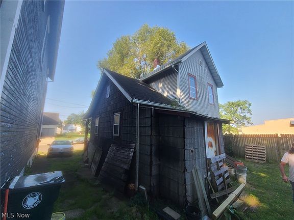 3rd image of 1023 4th St SW