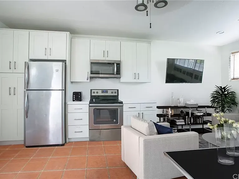 1833 Pomona Ave #B — Photo 6