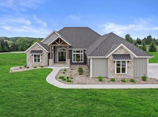 W273N6581 Batterjohn Dr, Sussex, WI 53089