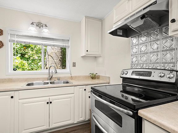 3rd image of 325 Union St