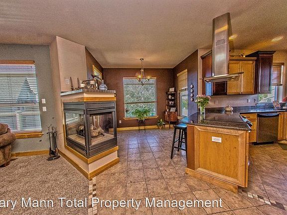 4th image of 810 Camas Pl