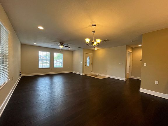 2nd image of 806 Montopolis Dr