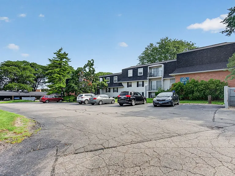 Hollow Hills Apartments — Photo 105
