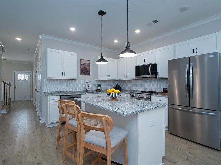 22108 Cove Ln #3 — Photo 3