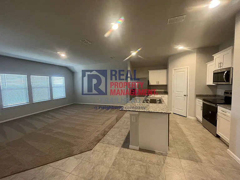 827 Peighton Dr — Photo 5