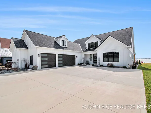 12591 Westwood Ln, Wayland, MI 49348