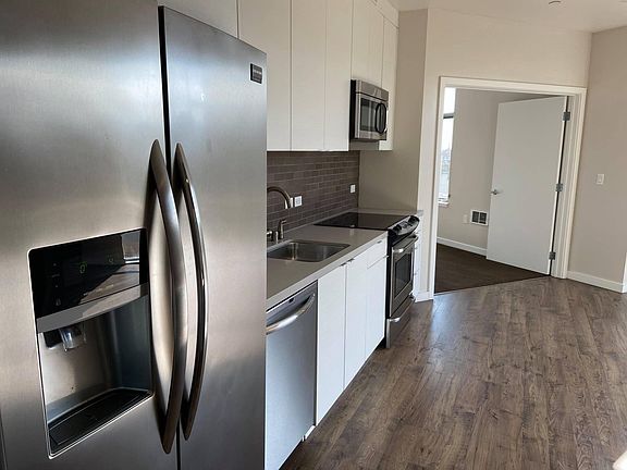 3rd image of 2173 Market St #312