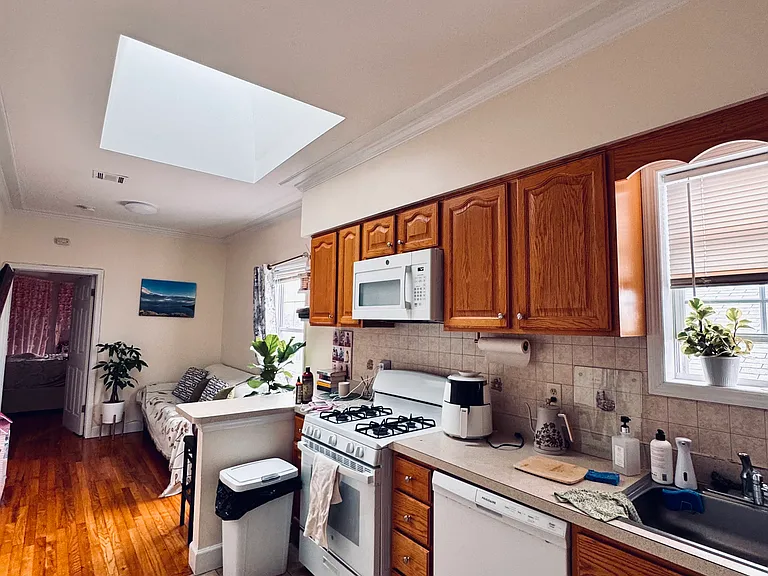 226 Linden Ave #3L — Photo 2