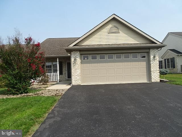 1st image of 170 Lantern Ln