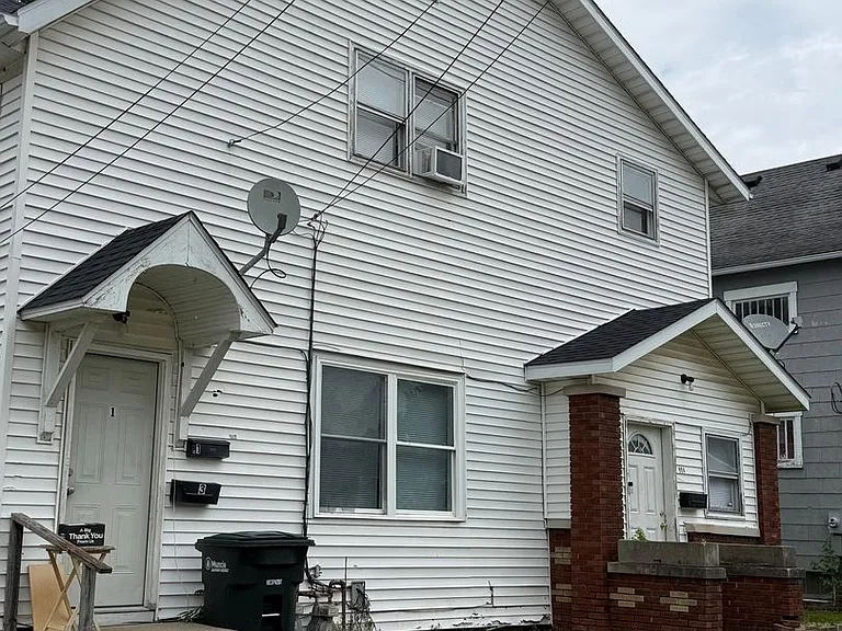 904 W Main St — Photo 1