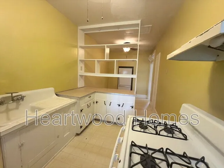 1408 Victoria St — Photo 4
