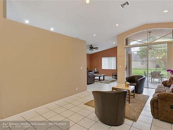 5th image of 1002 SW 176th Ave