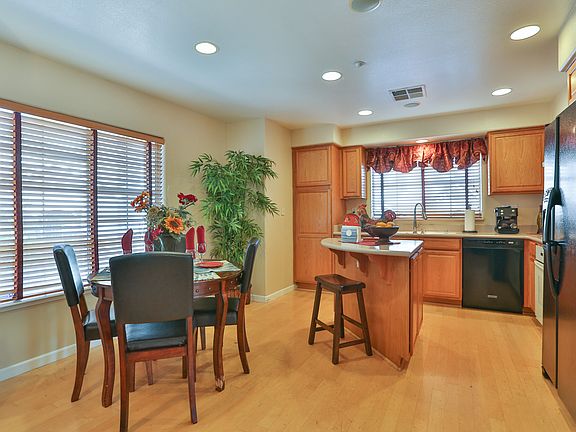 5th image of 918 Farrar Ct