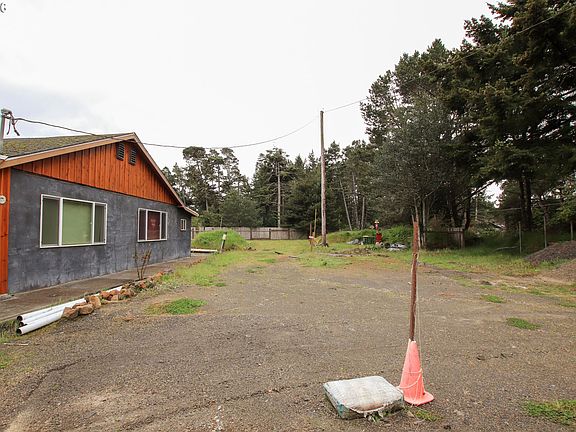 3rd image of 1120 Rhododendron Dr