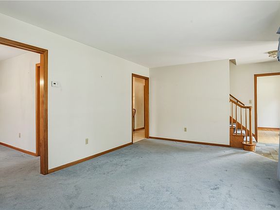 3rd image of 124 Holiday Dr