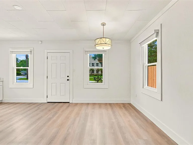 2704 E Jefferson St — Photo 32