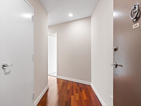4th image of 510 W Erie St #805