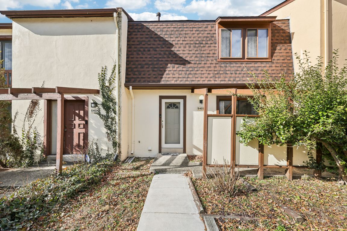 White Mane-S1601-004.jpg