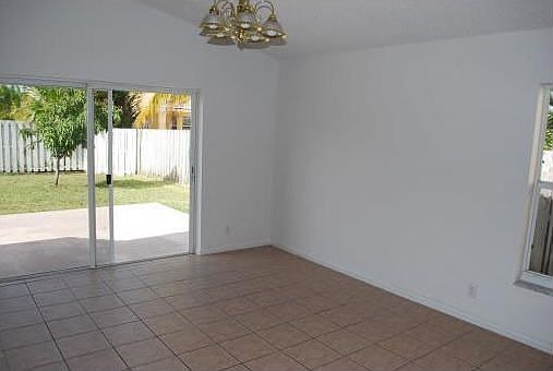 4th image of 1572 SW 186th Ave