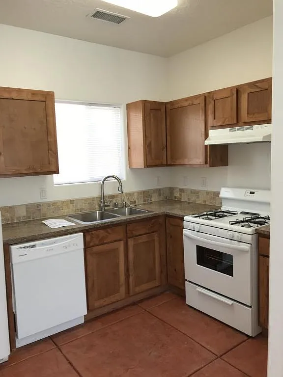 1703-C Lomas Blvd NW — Photo 4