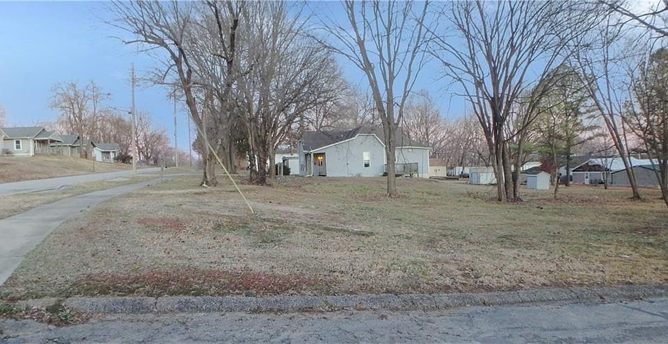 2nd image of 1041 Walnut Ave