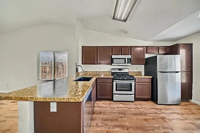 3 bed, 1099 sqft, $3,000 — Photo 1