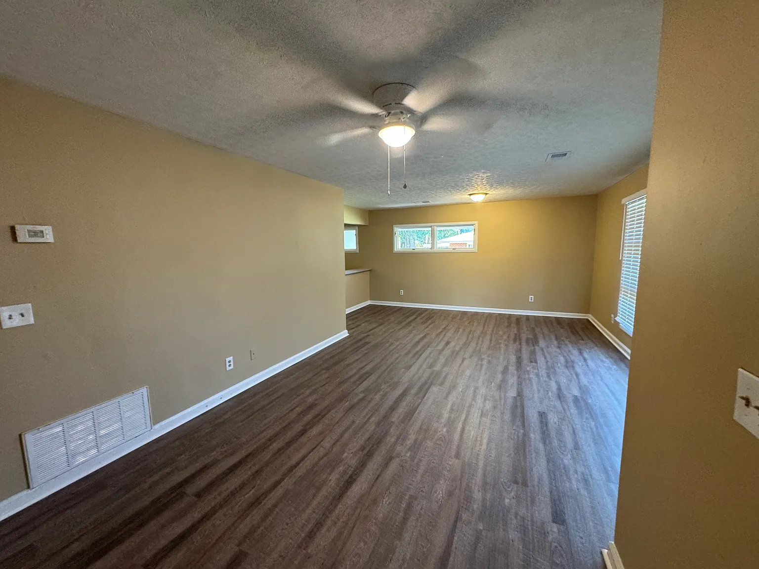3 bed, 969 sqft, $1,300 — Photo 2