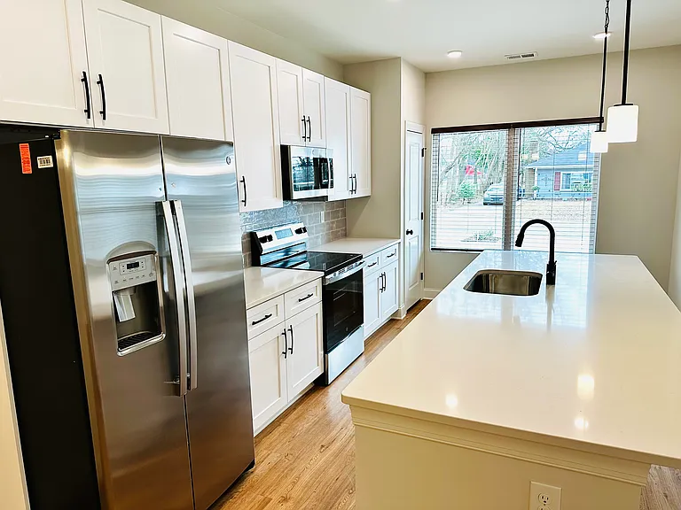 521 N Linwood Ave — Photo 3
