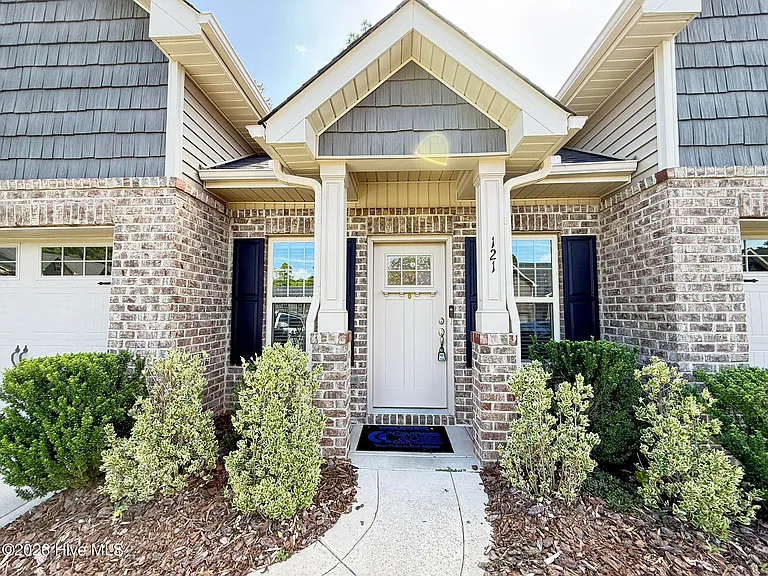 121 Lark Dr — Photo 2