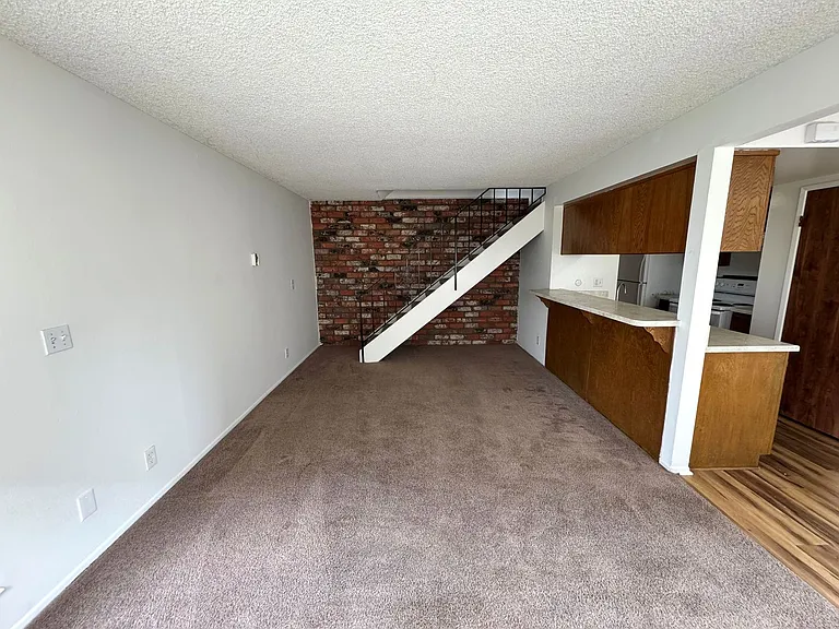 1212 Chalmette Ave — Photo 4