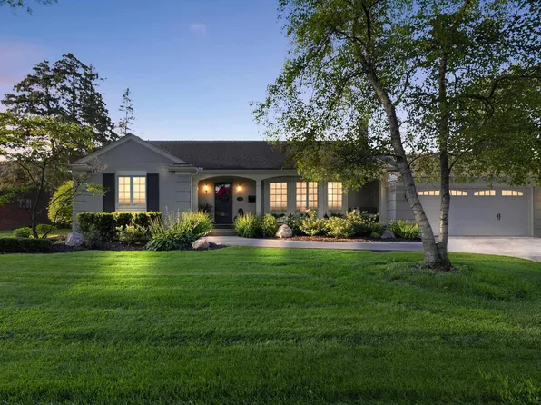30 S Edgewood Dr, Grosse Pointe Shores, MI 48236