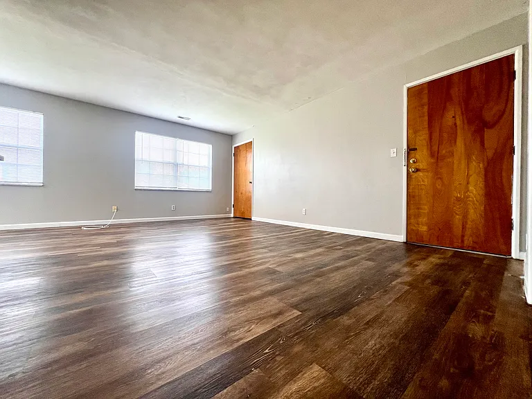 1107 Express Dr #4 — Photo 3