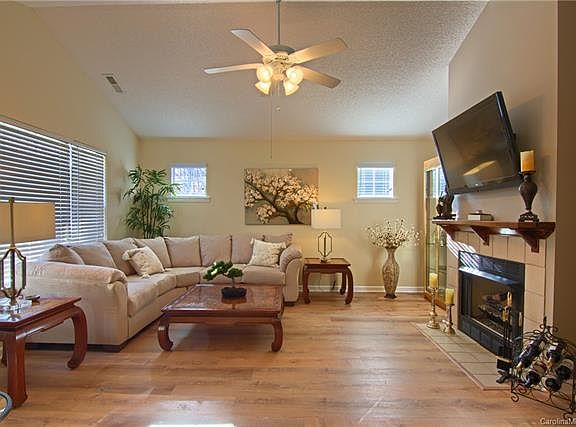 2nd image of 12 Gray Wolf Ln