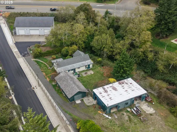 565 Lindy Ln, Coos Bay, OR 97420