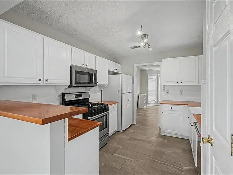 665 Peachtree Trails Dr — Photo 10
