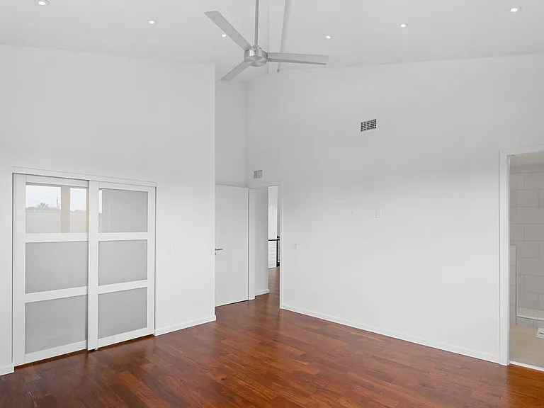 3001 John Anderson Dr — Photo 21