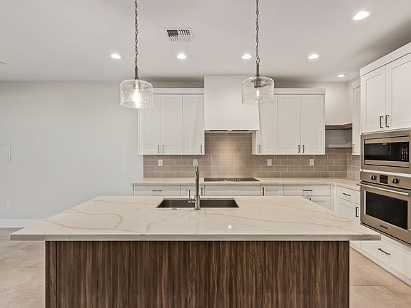 4th image of 138 E Lexington Ave
