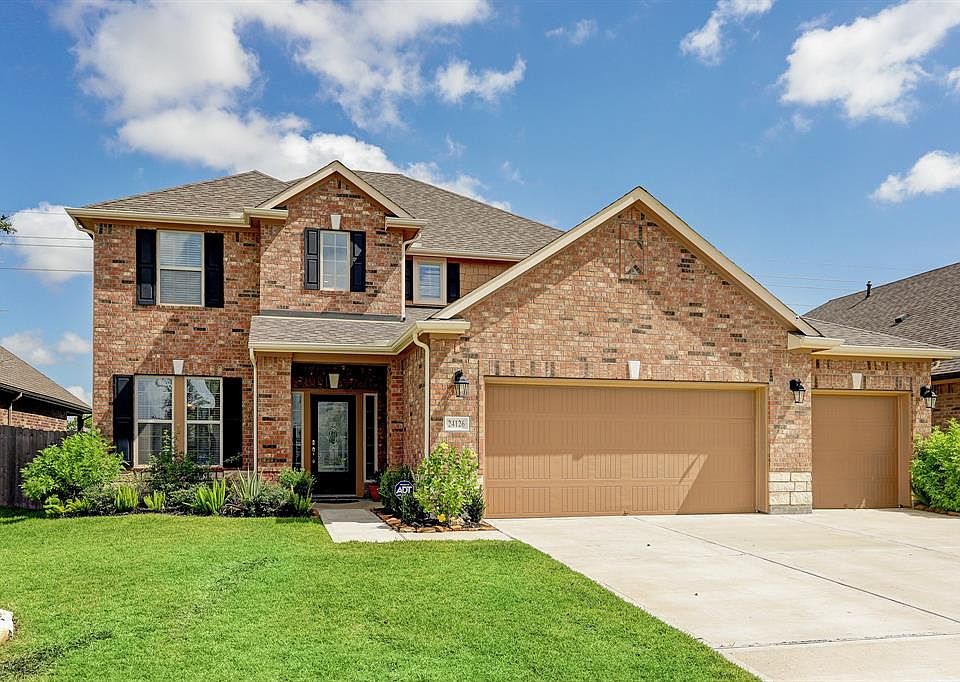 Welcome to 24126 Ivory Sunset Lane. Built by Beazer Homes, this 4/3.5+GR/3 Garage in King Crossing is only 3 years young.