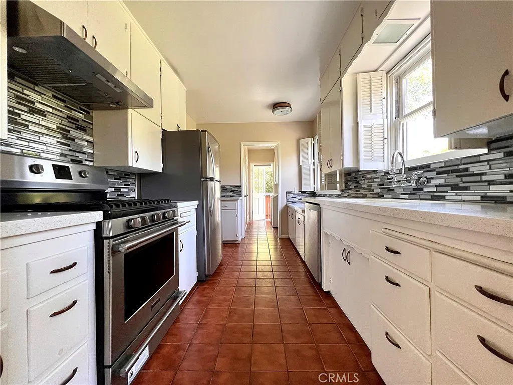 3 bed, 2.5 bath, 1899 sqft, $5,900 — Photo 3
