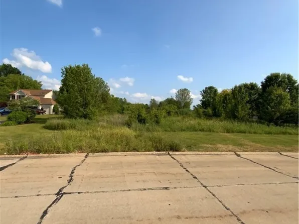 17 Hunters Ridge Ln #2, Olmsted Falls, OH 44138