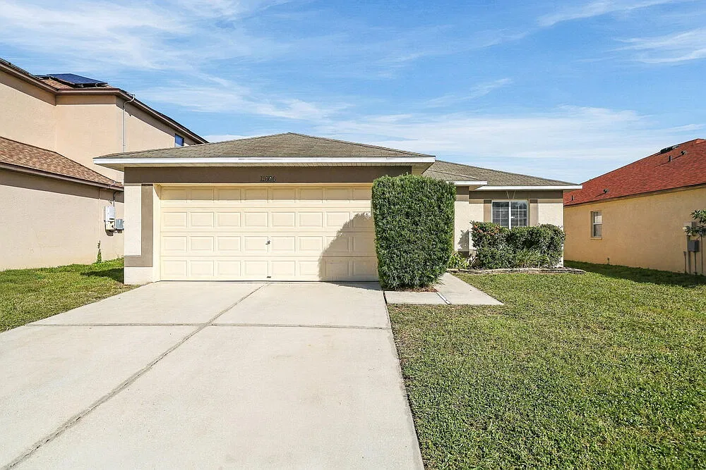 3 bed, 2.0 bath, 1290 sqft, $2,065 — Photo 1